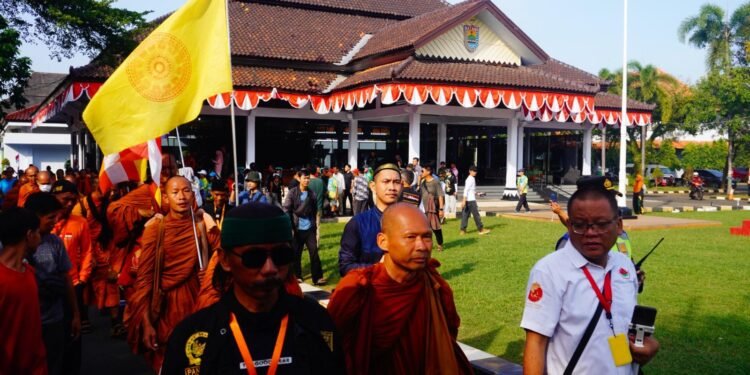 Tiba di Batang, 36 Biksu Disambut Wakil Bupati Saat Ritual Thudon