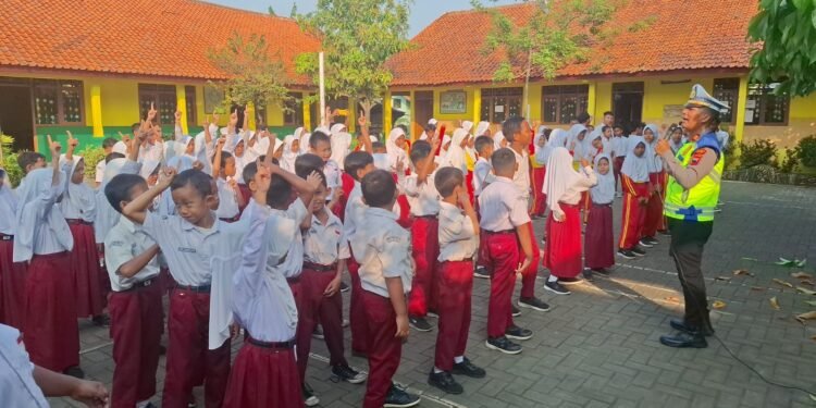 Pendidikan Tata Tertib Berlalu Lintas untuk Masyarakat: Peningkatan Kesadaran Keamanan Berkendara