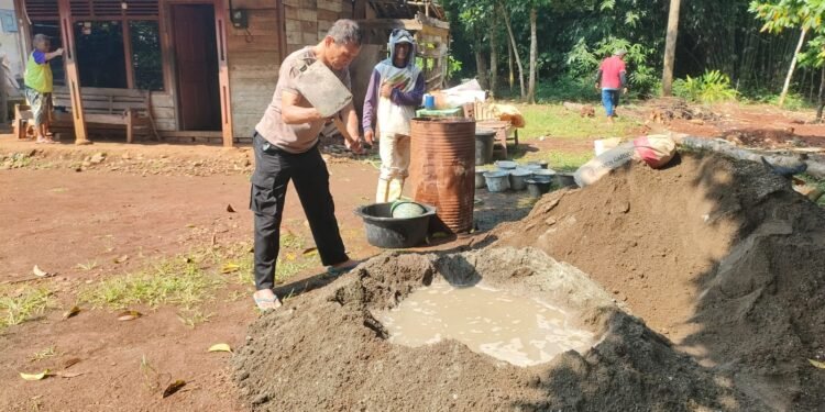 Polres Batang Renovasi Rumah Mbah Latri di Warungasem