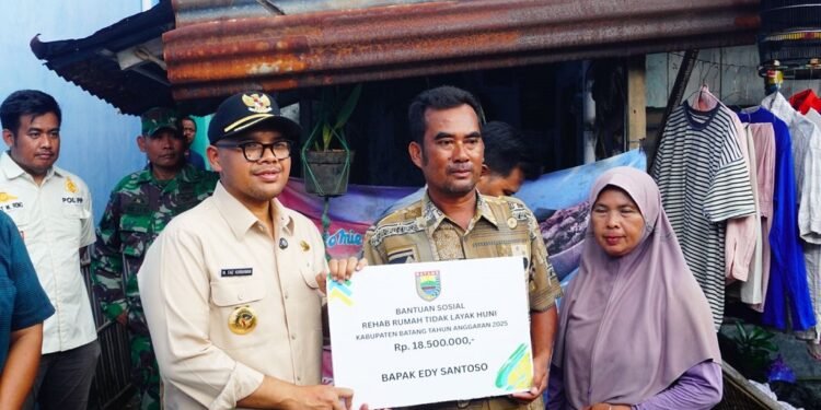 Bupati Batang Berikan Bantuan RTLH Dengan Total Rp2,9 Miliar