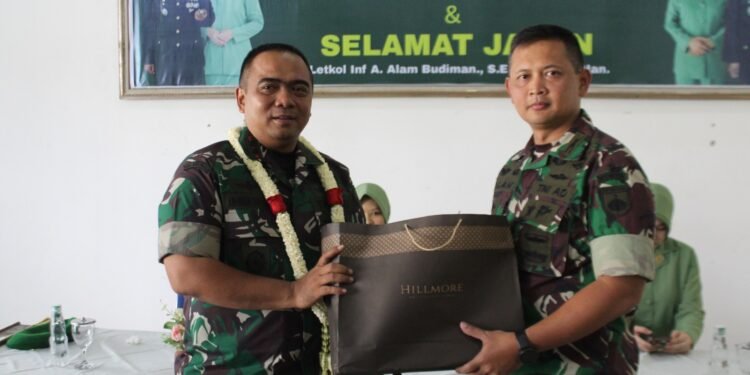 Tradisi Pedang Pora Iringi Pisah Sambut Dandim 0736/Batang