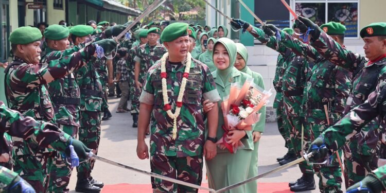 Tradisi Pedang Pora Iringi Pisah Sambut Dandim 0736/Batang