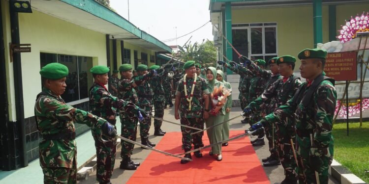 Tradisi Pedang Pora Iringi Pisah Sambut Dandim 0736/Batang