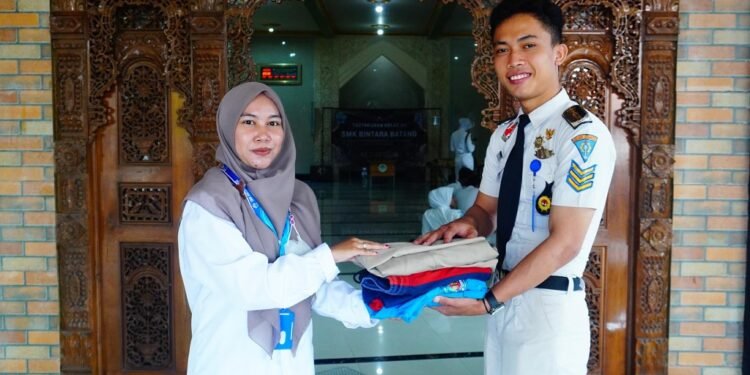 Rayakan Perpisahan, Siswa SMK Bintara Batang Sedekahkan Seragamnya