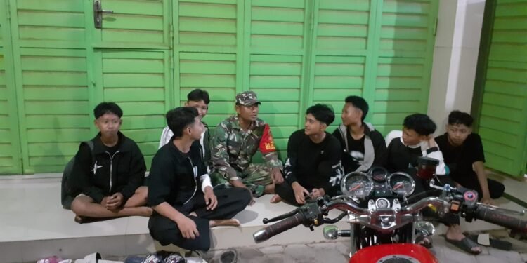 Sambil Laksanakan Patroli, Babinsa Sosialisasikan Penerimaan TNI AD Gratis