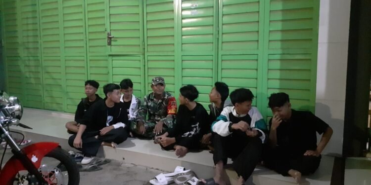 Sambil Laksanakan Patroli, Babinsa Sosialisasikan Penerimaan TNI AD Gratis