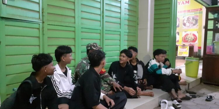 Sambil Laksanakan Patroli, Babinsa Sosialisasikan Penerimaan TNI AD Gratis