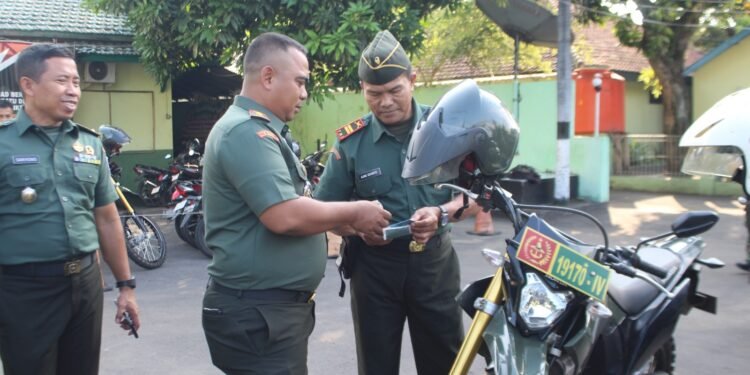 Dandim 0736/Batang Cek Langsung Kondisi, dan Kelengkapan Kendaraan Dinas Anggota