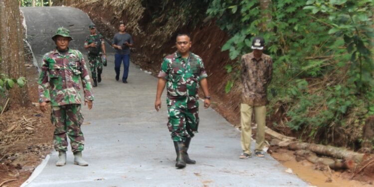 Dandim Batang Tinjau Progres Sasaran Fisik Pengecoran Jalan