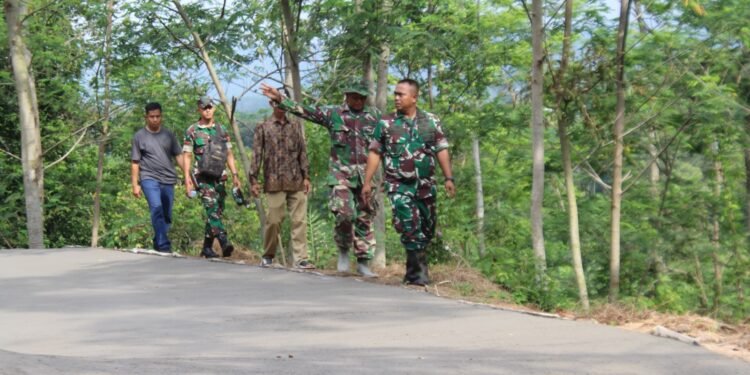 Dandim Batang Tinjau Progres Sasaran Fisik Pengecoran Jalan