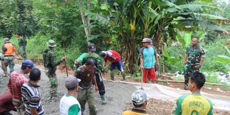 Dandim Batang Tinjau Progres Sasaran Fisik Pengecoran Jalan