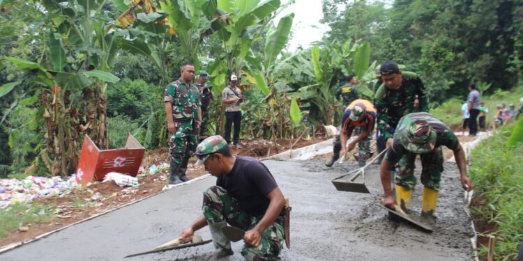 Dandim Batang Tinjau Progres Sasaran Fisik Pengecoran Jalan