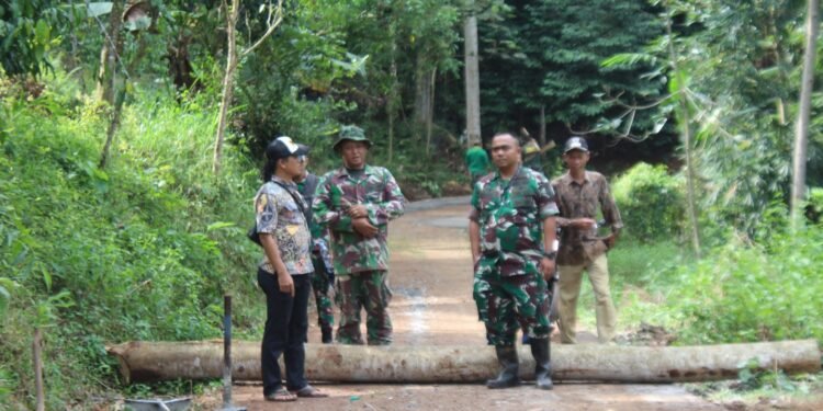 Dandim Batang Tinjau Progres Sasaran Fisik Pengecoran Jalan
