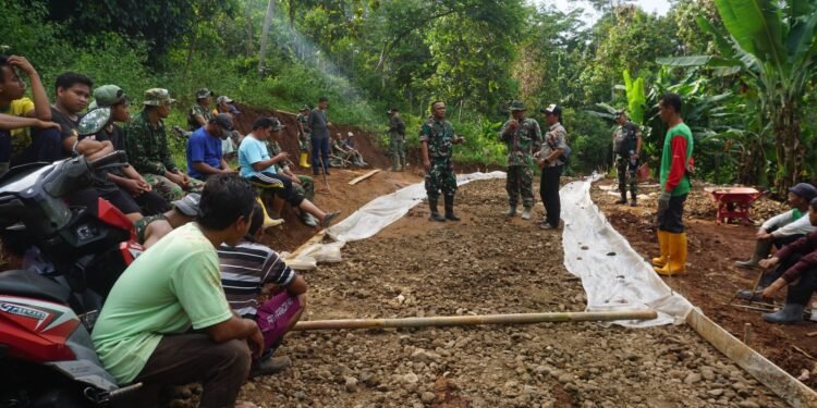 Dandim Batang Tinjau Progres Sasaran Fisik Pengecoran Jalan