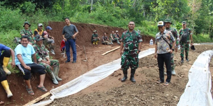 Dandim Batang Tinjau Progres Sasaran Fisik Pengecoran Jalan