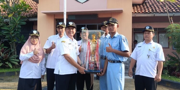 Borong Sejumlah Trofi, Jadi Kado Istimewa SMK Neswara