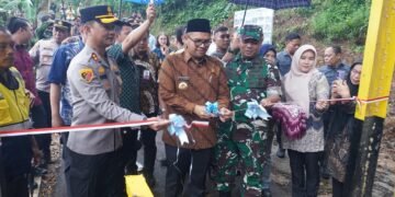 Bupati Batang Resmikan Jembatan Gantung Merah Putih Kambangan-Tombo