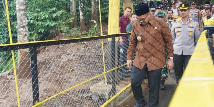 Bupati Batang Resmikan Jembatan Gantung Merah Putih Kambangan-Tombo