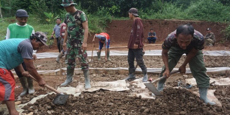 Sebelum Dicor, TNI Bersama Masyarakat Ratakan Jalan Dengan Sirtu
