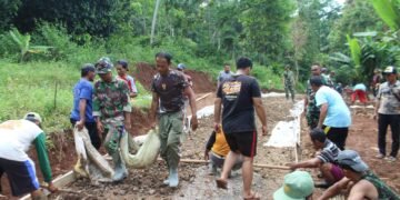 Sebelum Dicor, TNI Bersama Masyarakat Ratakan Jalan Dengan Sirtu