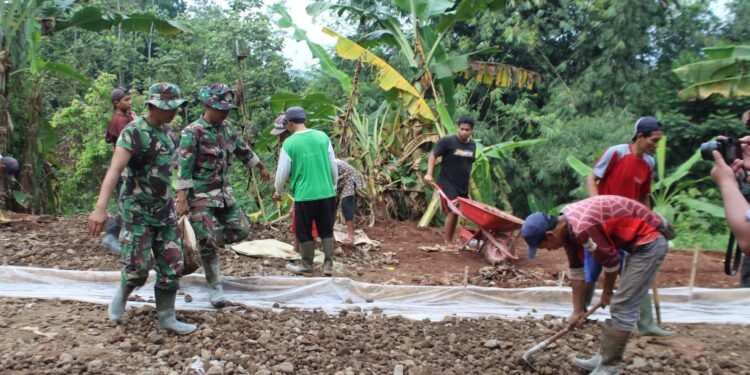 Sebelum Dicor, TNI Bersama Masyarakat Ratakan Jalan Dengan Sirtu