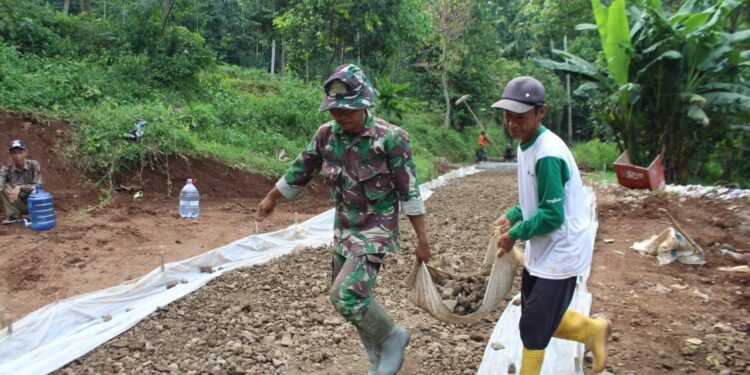 Sebelum Dicor, TNI Bersama Masyarakat Ratakan Jalan Dengan Sirtu
