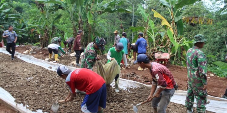 Sebelum Dicor, TNI Bersama Masyarakat Ratakan Jalan Dengan Sirtu