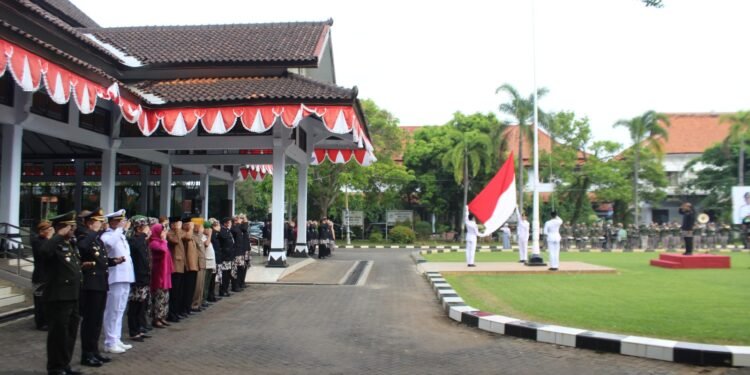 Dandim 0736/Batang Hadiri Upacara Hari Lahir Pancasila di Halaman Pendopo Kabupaten Batang