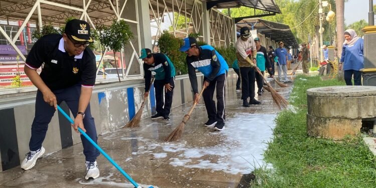 Bersihkan Alun-Alun, Bupati Batang Fokuskan Fasilitas Umum Sesuai Peruntukannya