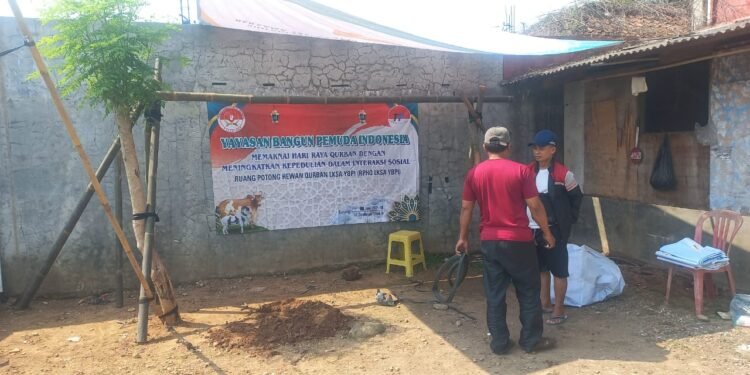 Sambut Idul Adha, Panitia LKS YBPI Pasang Blantar dan Payung Peneduh di RPHQ