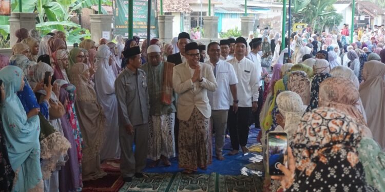 Dandim Dampingi Bupati Batang Serahkan Sapi Kurban Bantuan Presiden Prabowo