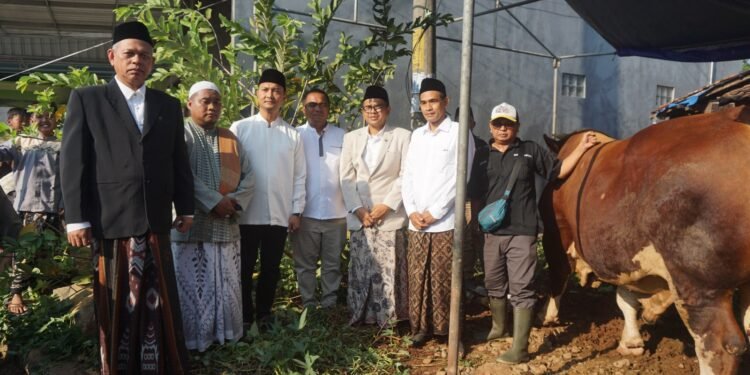 Dandim Dampingi Bupati Batang Serahkan Sapi Kurban Bantuan Presiden Prabowo