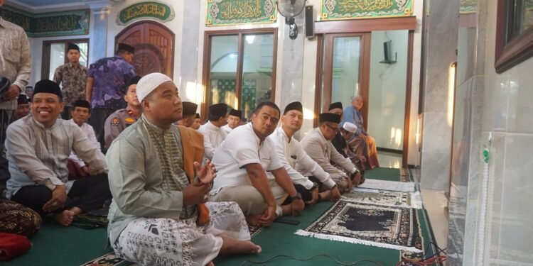 Dandim Dampingi Bupati Batang Serahkan Sapi Kurban Bantuan Presiden Prabowo