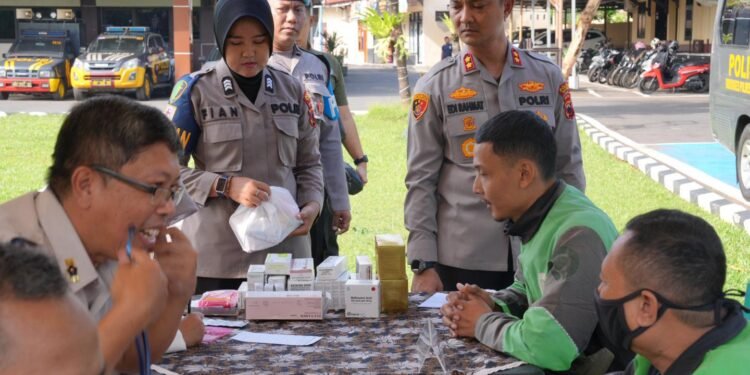 Hari Bhayangkara 2025: Polres Batang Gelar Bakti Kesehatan untuk Pengemudi Ojek Online dan Anak-anak