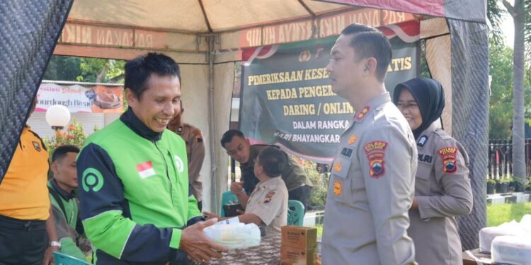 Hari Bhayangkara 2025: Polres Batang Gelar Bakti Kesehatan untuk Pengemudi Ojek Online dan Anak-anak