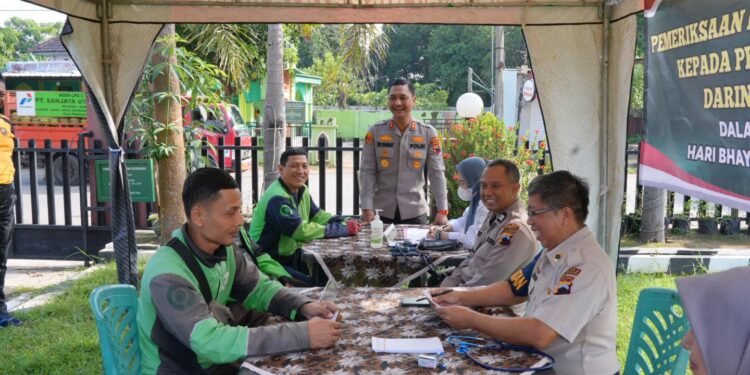 Hari Bhayangkara 2025: Polres Batang Gelar Bakti Kesehatan untuk Pengemudi Ojek Online dan Anak-anak