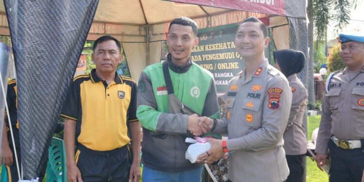 Hari Bhayangkara 2025: Polres Batang Gelar Bakti Kesehatan untuk Pengemudi Ojek Online dan Anak-anak