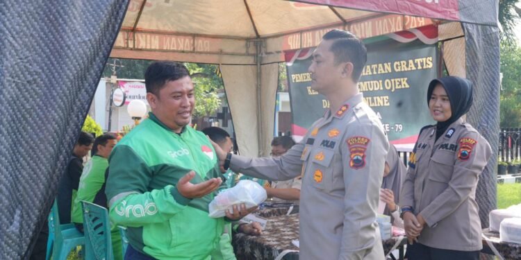 Hari Bhayangkara 2025: Polres Batang Gelar Bakti Kesehatan untuk Pengemudi Ojek Online dan Anak-anak