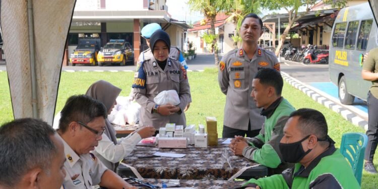 Hari Bhayangkara 2025: Polres Batang Gelar Bakti Kesehatan untuk Pengemudi Ojek Online dan Anak-anak