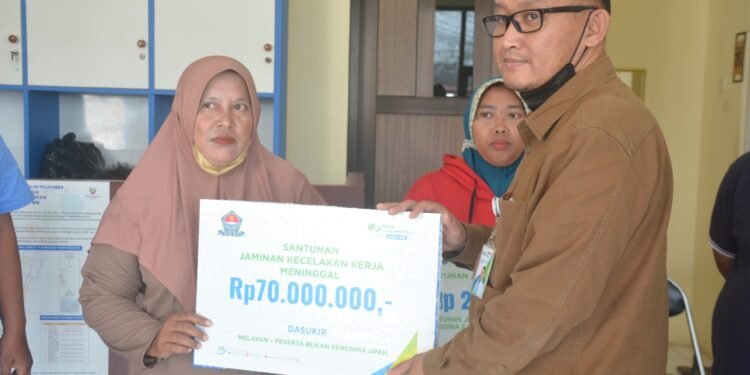 Serahkan Santunan Kematian, HNSI Batang Ajak Nelayan Daftar BPJS Ketenagakerjaan