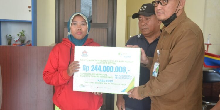 Serahkan Santunan Kematian, HNSI Batang Ajak Nelayan Daftar BPJS Ketenagakerjaan