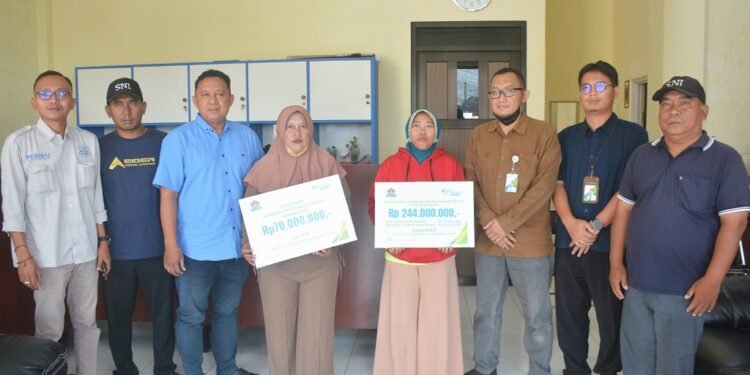 Serahkan Santunan Kematian, HNSI Batang Ajak Nelayan Daftar BPJS Ketenagakerjaan