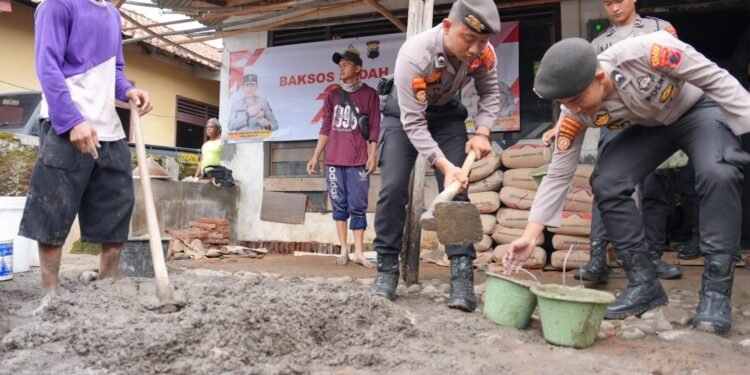 Sambut Hari Bhayangkara ke-79, Polres Batang Bedah Rumah Warga Tak Layak Huni