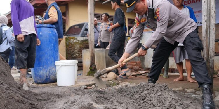 Sambut Hari Bhayangkara ke-79, Polres Batang Bedah Rumah Warga Tak Layak Huni