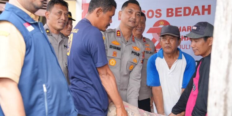 Sambut Hari Bhayangkara ke-79, Polres Batang Bedah Rumah Warga Tak Layak Huni
