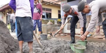 Sambut Hari Bhayangkara ke-79, Polres Batang Bedah Rumah Warga Tak Layak Huni