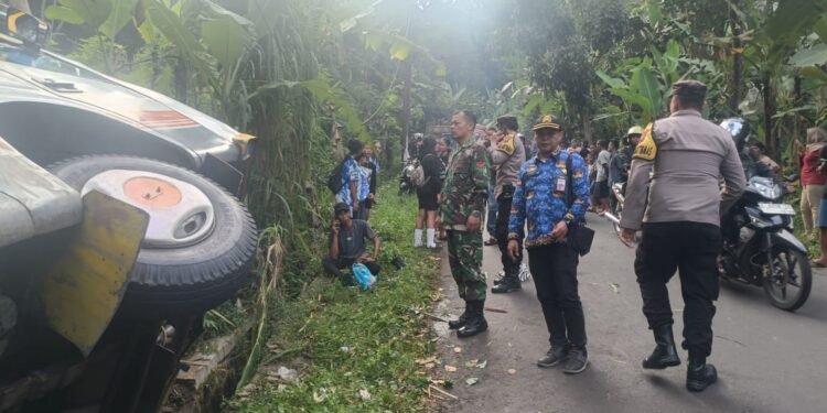 Babinsa Koramil Subah Bantu Evakuasi Bus Pariwisata Yang Terguling di Desa Bandung Pecalunga