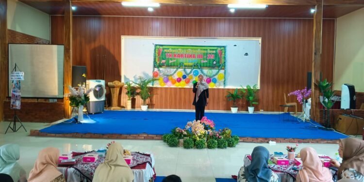 Ketua Yayasan Hadiri Prosesi Wisuda dan Pelepasan Peserta Didik TK Kartika III-29 Kodim 0736/Batang