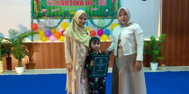 Ketua Yayasan Hadiri Prosesi Wisuda dan Pelepasan Peserta Didik TK Kartika III-29 Kodim 0736/Batang