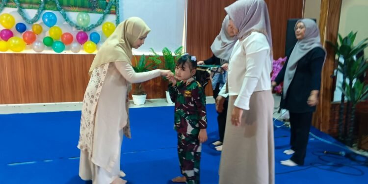 Ketua Yayasan Hadiri Prosesi Wisuda dan Pelepasan Peserta Didik TK Kartika III-29 Kodim 0736/Batang